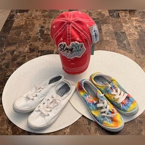 Bundle of “2” Women’s cute tennis shoes 💙❤️💚